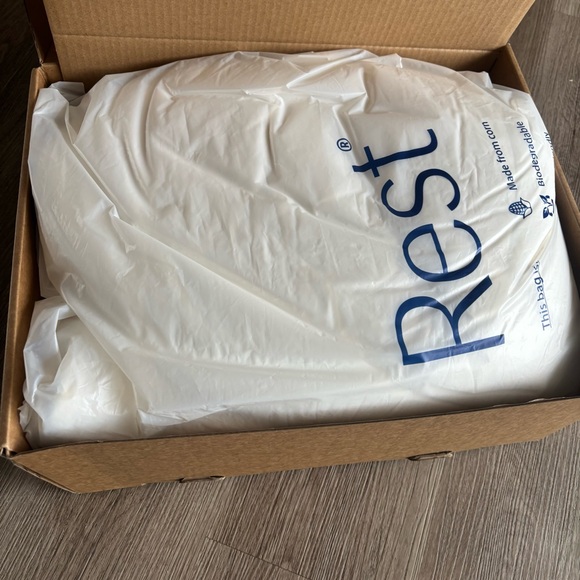 REST Evercool Cooling Comforter, Arctic White - King/Cali King 106"x90" OPEN BOX - Picture 12 of 13